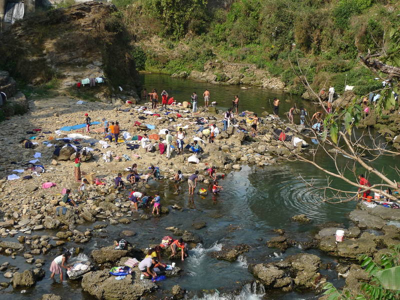 Les habitants lavent le linge dans l’eau propre des Himalayas. Marta Monteiro