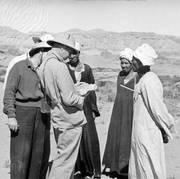 Pierre Gilbert examine une pièce retrouvée pendant les fouilles d’El Kab de 1955 