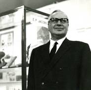 Edgar  Pierre Jacobs, le créateur de « Blake et Mortimer », dont on voit le nom sur la vitrine, au-dessus de l’épaule de Pierre  Gilbert, prit à cette occasion cette photo, qu’il lui a offerte et dédicacée. 