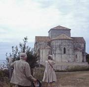 Devant l’église de Talmont (Gironde), en 1983.