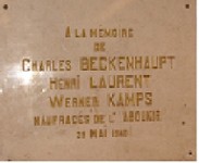 Plaque commémorative apposée par l'Université en souvenir des membres du corps professoral disparus dans le torpillage de l'Aboukir. Patio de la Faculté de Philosophie et Lettres